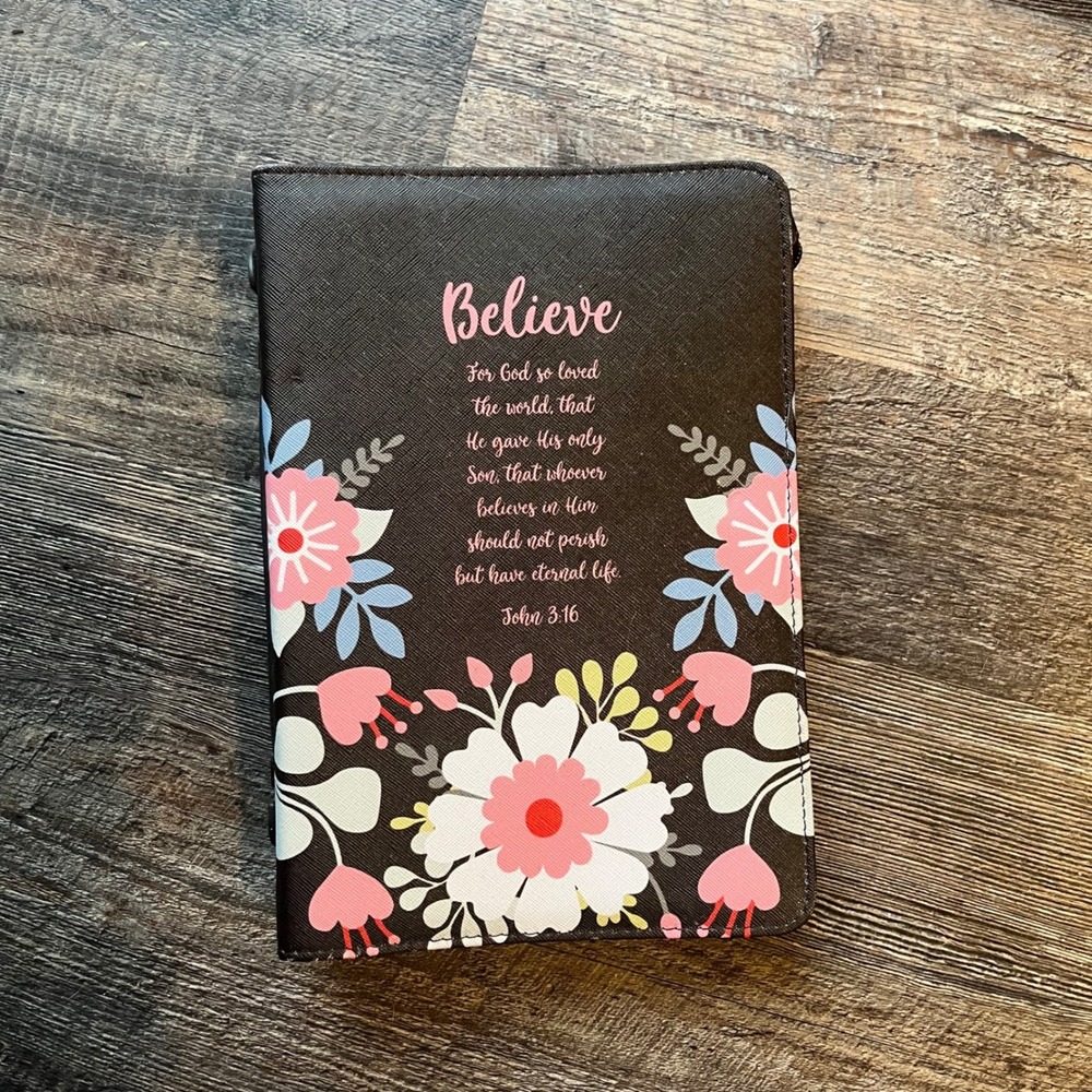 God's Gift Bible Cover‎ Floral Believe John 3:16 Zip Close Book Protector